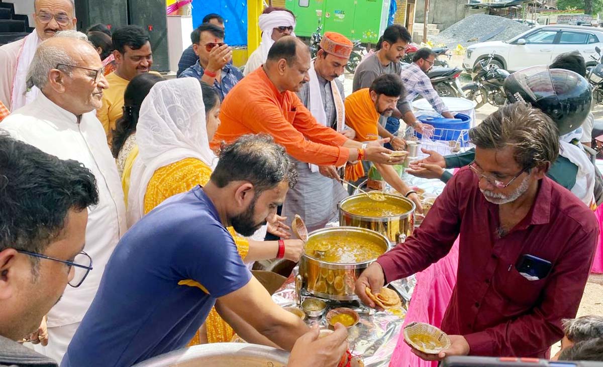 विशाल भंडारा सैकड़ों भक्तों ने ग्रहण किया प्रसाद