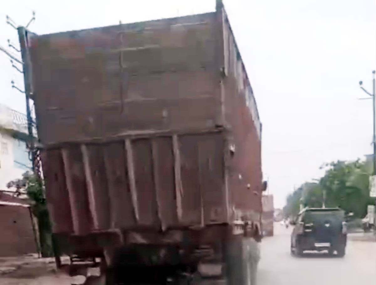 ओवरलोड मौरंग वाहनों का खेल, नंबर प्लेट से छेड़छाड़ कर दे रहे चुनौती