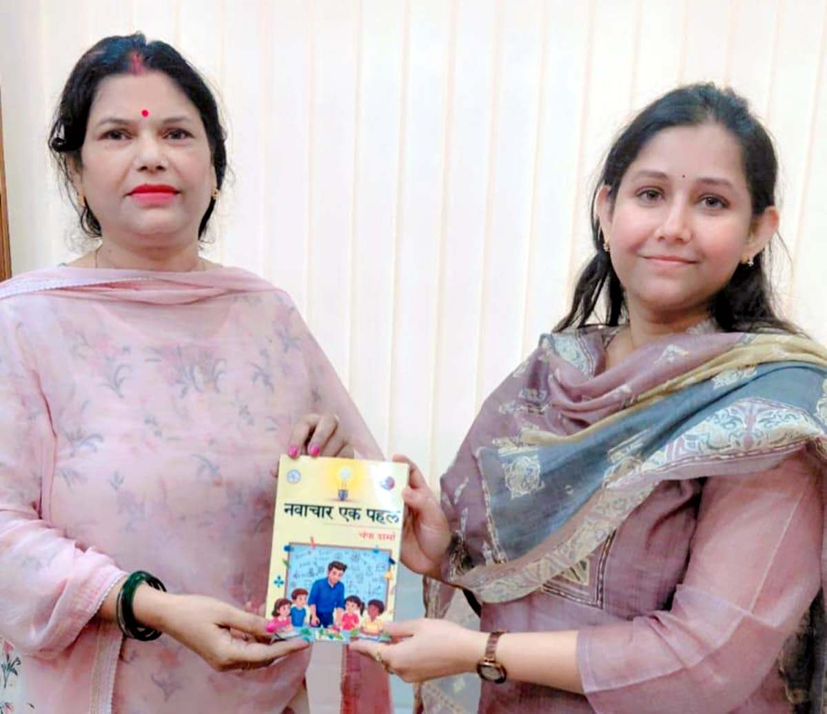  शिक्षिका चंपा शर्मा की पुस्तक का बीएसए ने किया विमोचन