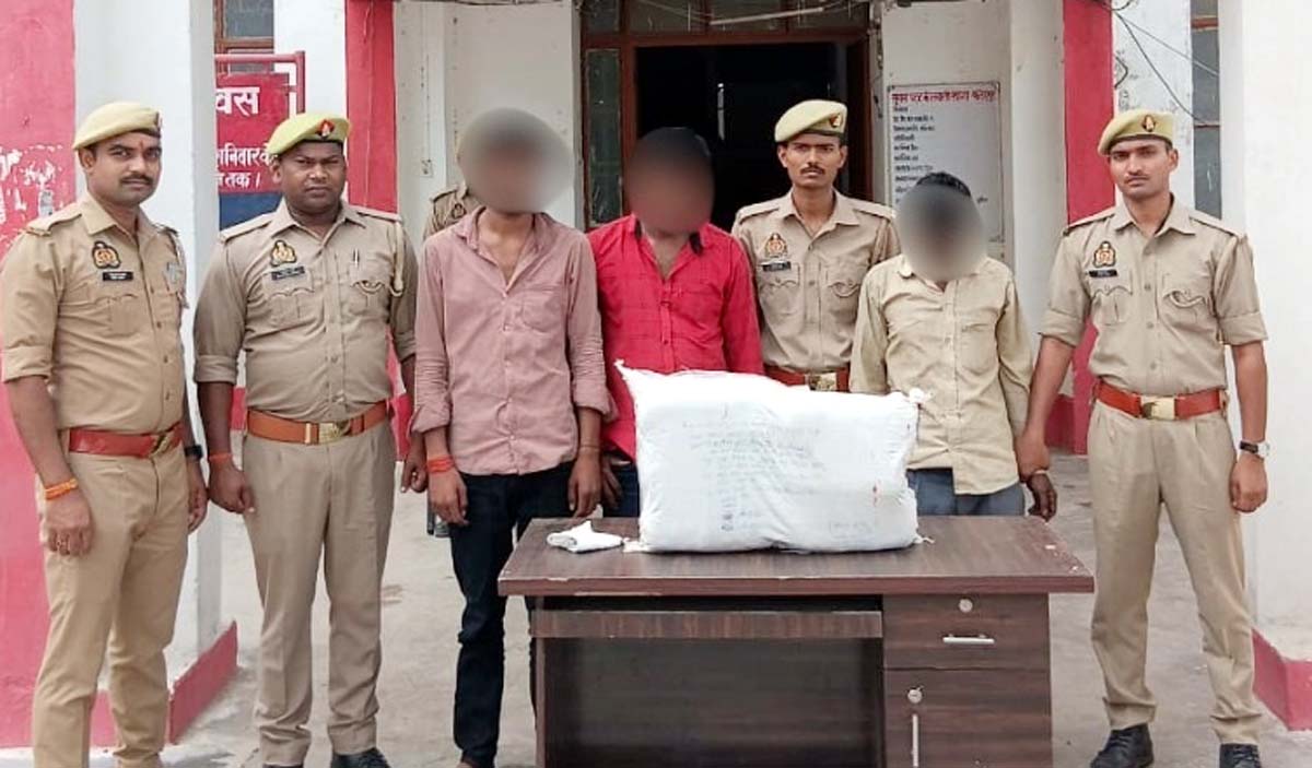 ट्रेन के टायलेट की छत में छिपे गांजे को पुलिस ने किया बरामद