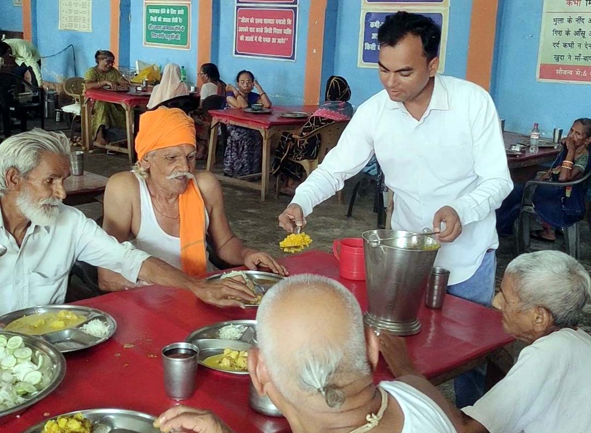 एकादशी पर वृद्धाश्रम में बुजुर्गों को खिलाया भोजन