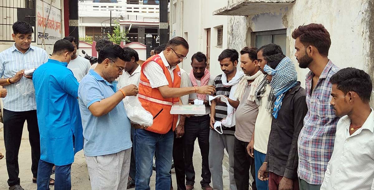 रेडक्रास चेयरमैन ने स्वच्छताग्राहियों को बांटे मास्क व दवाएं