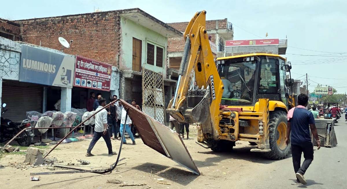  बाकरगंज से पक्का तालाब मार्ग तक अतिक्रमण पर चला बुलडोजर