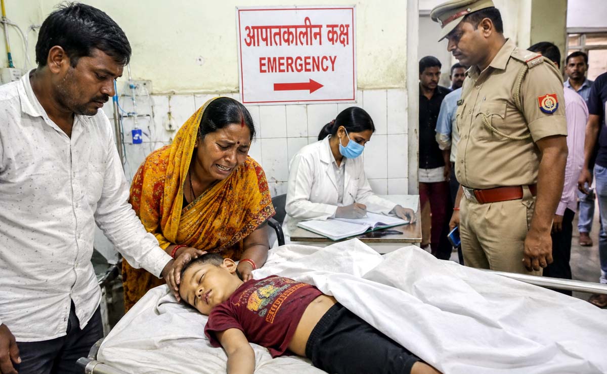 पति की पिटाई से आहत मां ने दो मासूमों संग खाया जहर, एक बेटे की मौत
