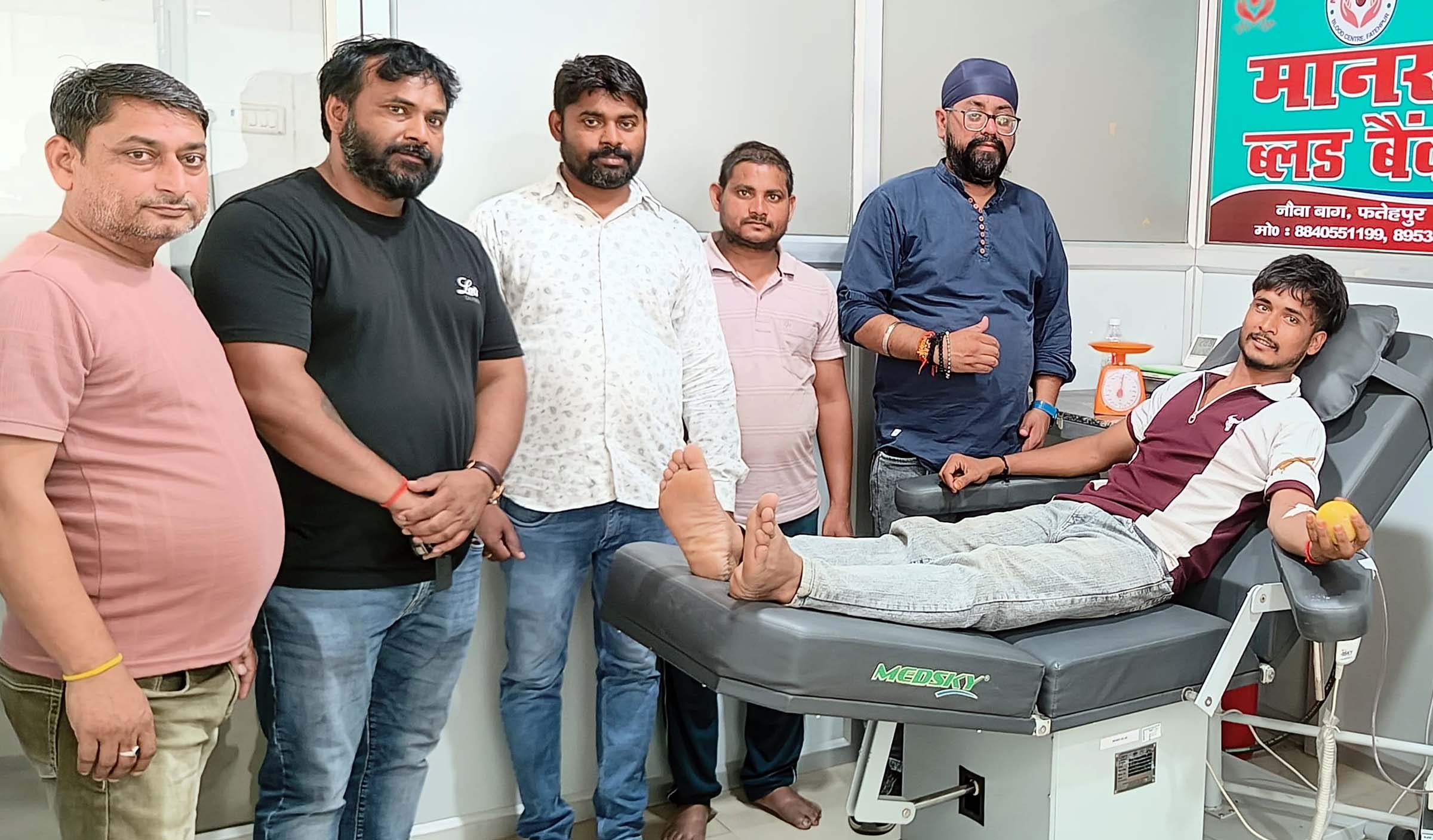 विमान हादसे में जान गंवाने वालों को रक्तदान कर दी श्रद्धांजलि