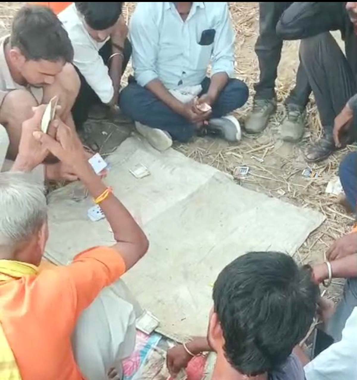 धड़ल्ले से सज रही जुएं की फड़, उठ रहे सवाल