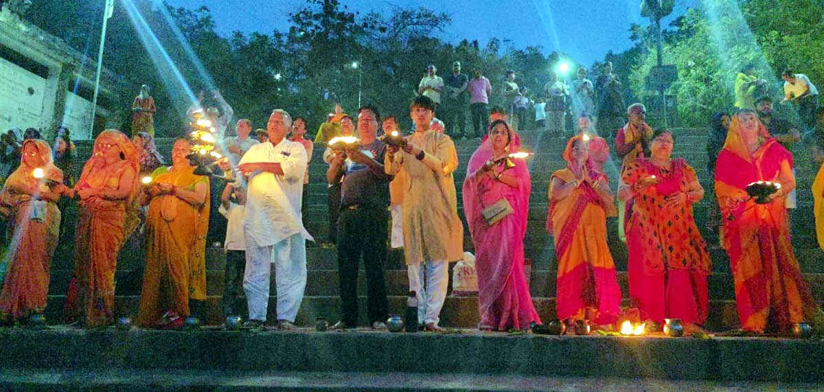 ओमघाट में गंगा आरती कर किया दीपदान, गंगा आरती करते श्रद्धालु