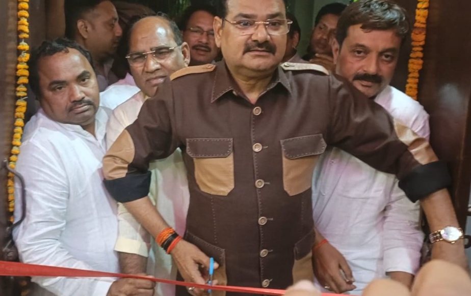 मंत्री ने सुनी ग्रामीणों की समस्याएं, डिजिटल लाइब्रेरी का किया उद्घाटन