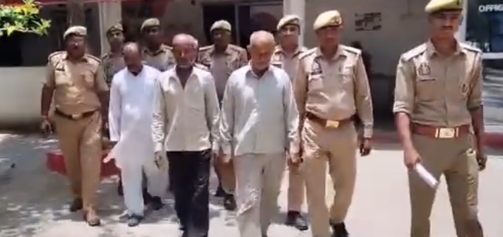  गैर-इरादतन हत्या के मामले में फरार चार आरोपी गिरफ्तार, खून से सनी ईंट बरामद