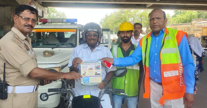 सैकड़ों वाहन चालकों को यातायात नियमों की दिलाई गई शपथ