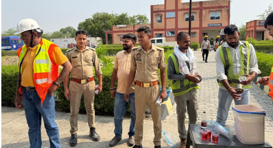 टॉलप्लाजा कर्मचारियों ने किया स्थानीय कार्य, राहगीरों को पिलाया ठंडा शरबत