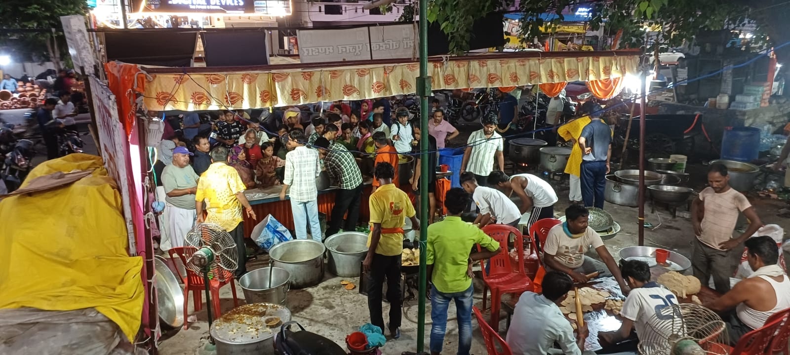 बड़े मंगलवार के शुभ अवसर पर इंदिरा नगर, लखनऊ में भव्य भंडारों का आयोजन  
