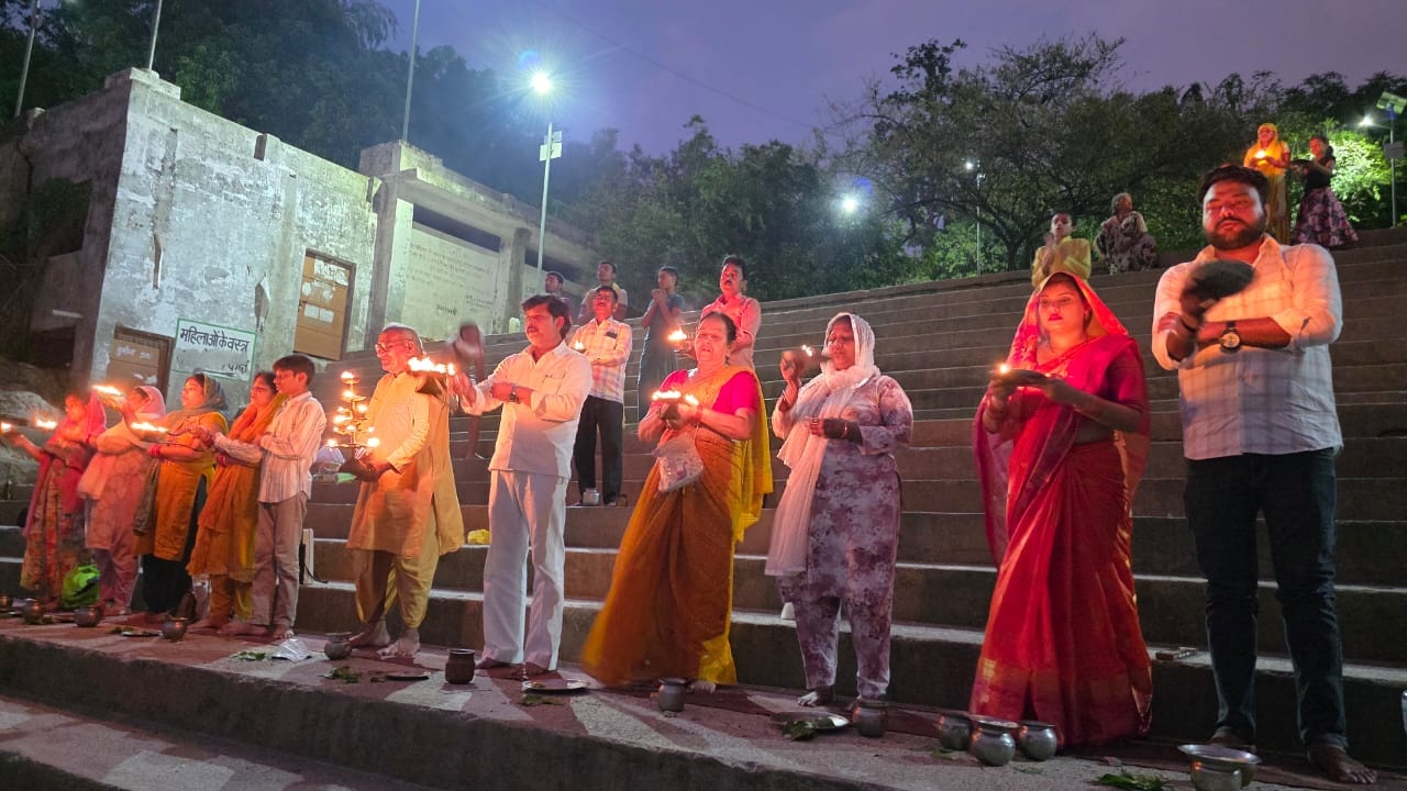  पूर्णिमा पर ओमघाट मे हुई गंगा आरती, भक्तों ने किया दीपदान ।