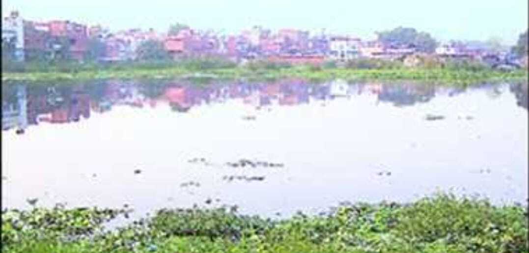 तालाब पर कब्जे की कोशिश से भड़के ग्रामीण, डीएम से गुहार