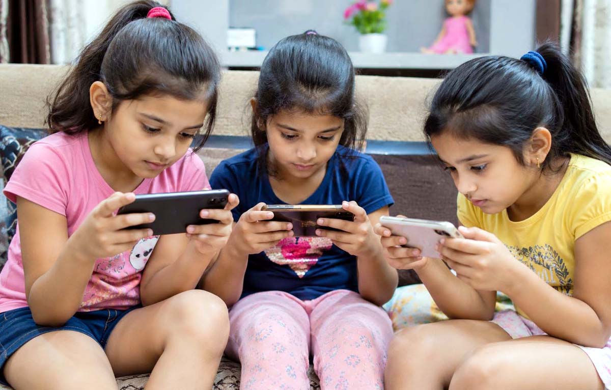  मासूम आंखों का दुश्मन बना मोबाइल, कम उम्र में चढ़ रहा चश्मा