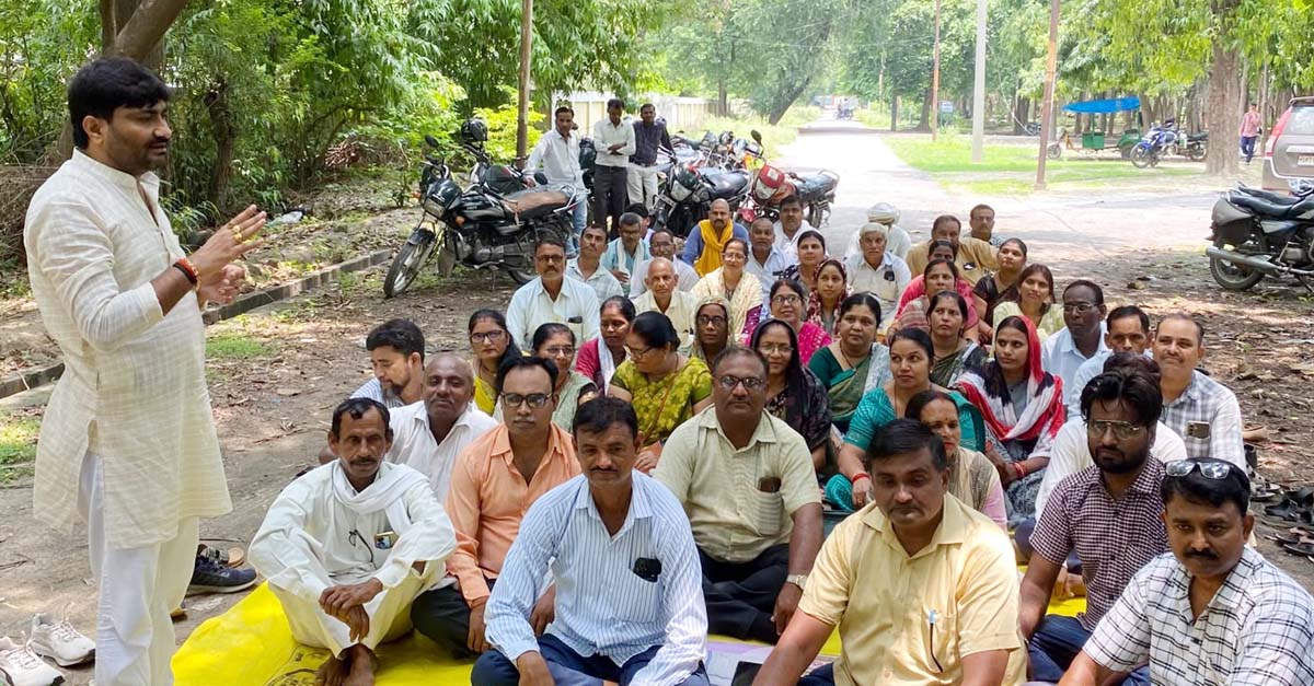 मूल विद्यालय वापसी का आदेश लागू नहीं, शिक्षामित्रों में आक्रोश