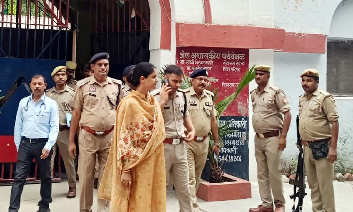 बंदियों की सुविधाओं व सुरक्षा व्यवस्था का लिया जायजा