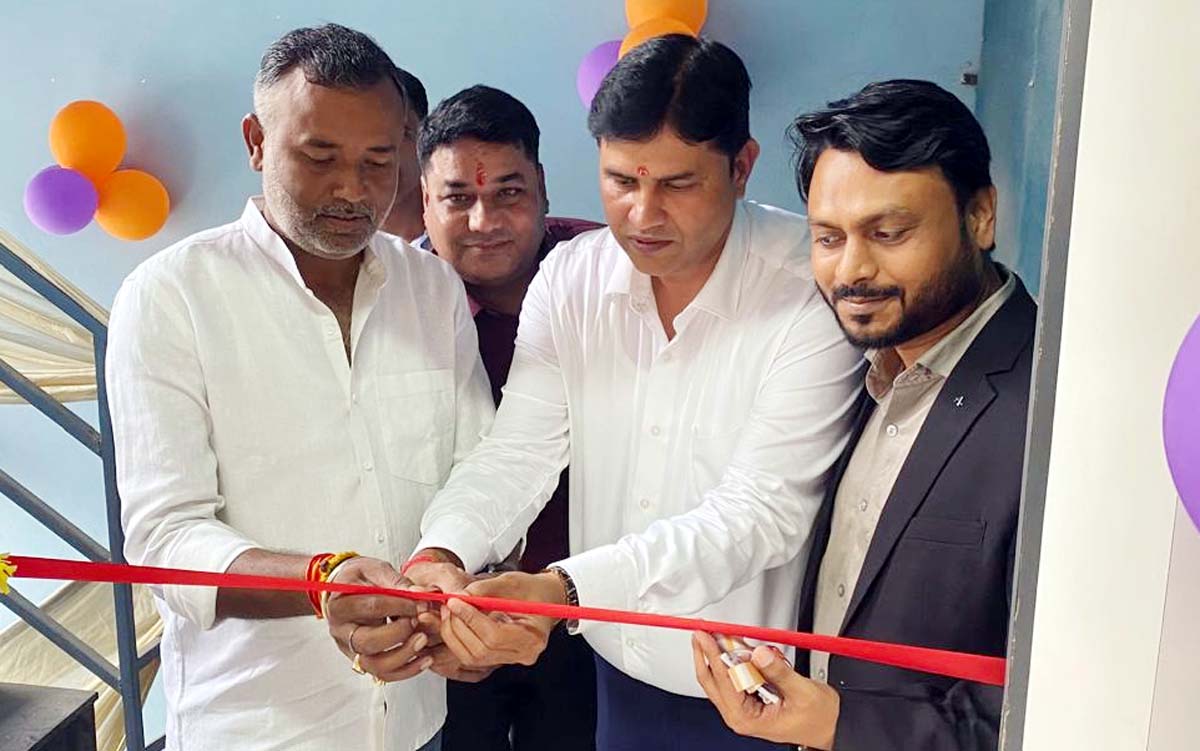 एयू स्मॉल फाइनेंस बैंक का पूर्व भाजपा जिलाध्यक्ष ने किया उद्घाटन
