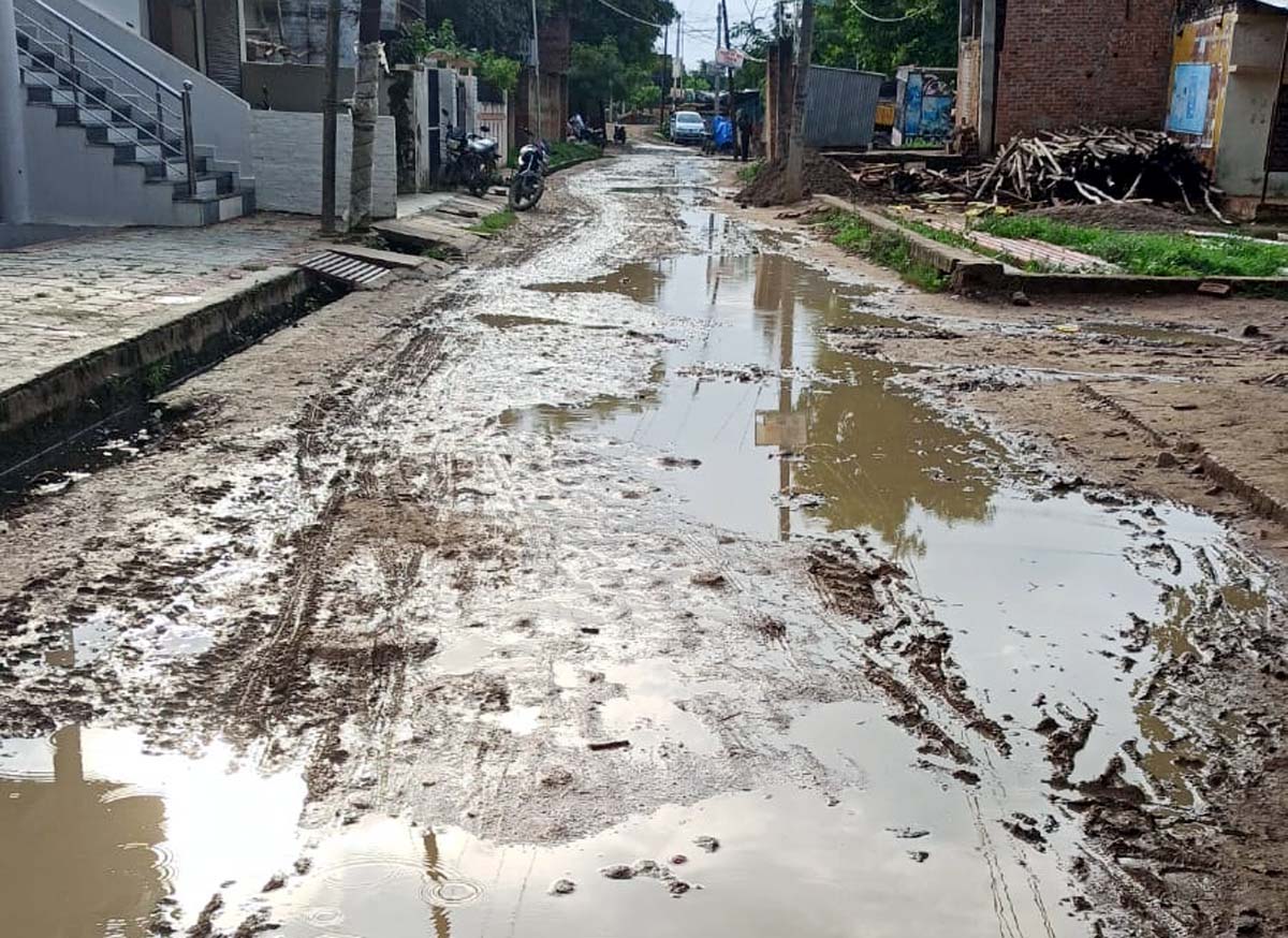 खस्ताहाल सड़क से परेशान नगर पंचायत खखरेरू के ग्रामीण