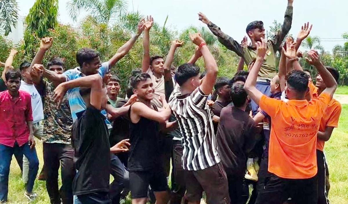 धर्मेंद्र प्रधान के इस्तीफे पर छात्रों ने मनाया जश्न, कानून का किया स्वागत