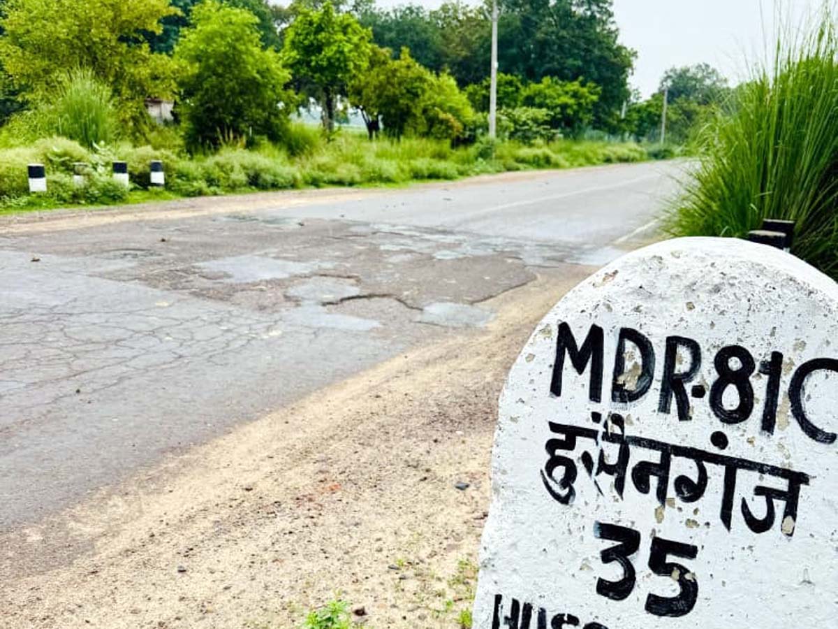 हुसैनगंज-कड़ा मार्ग पर हर सफर जान जोखिम में, मंडरा रहे सड़क के गड्ढे