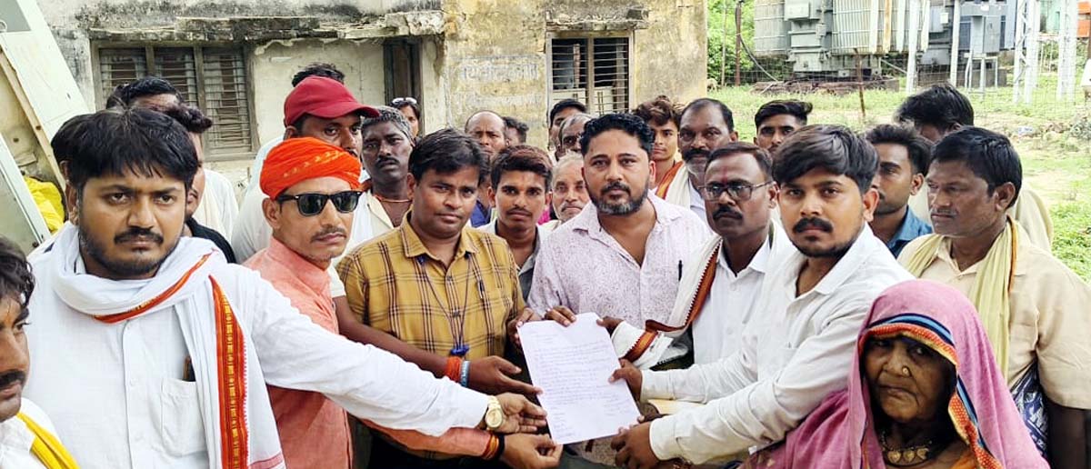 दरी बिछाकर बिजली घर पर धरना, गूंजे जेई-एसडीओ मुर्दाबाद के नारे