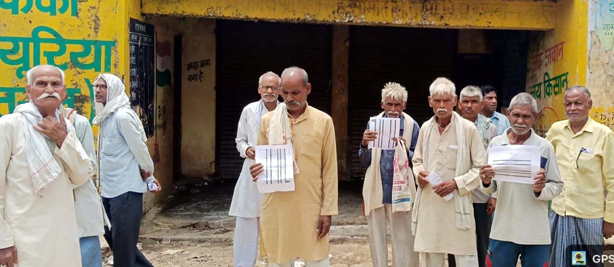 नरैनी सोसायटी में खाद की किल्लत से किसान परेशान
