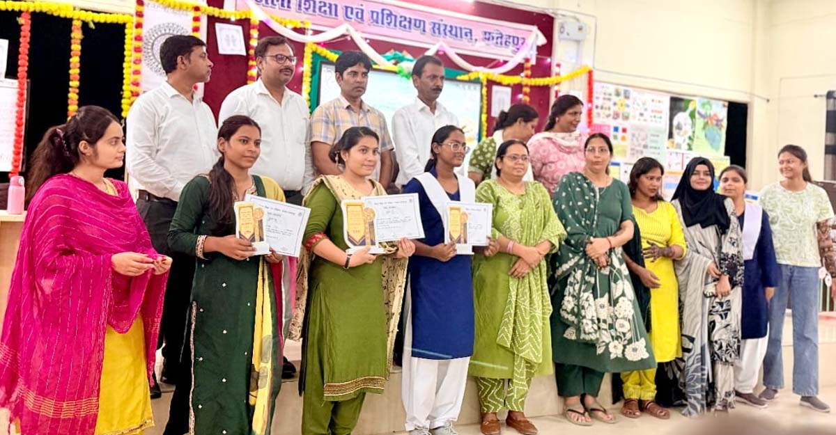 अनुष्का एवं निधि को मिला क्रमशः द्वितीय व तृतीय स्थान