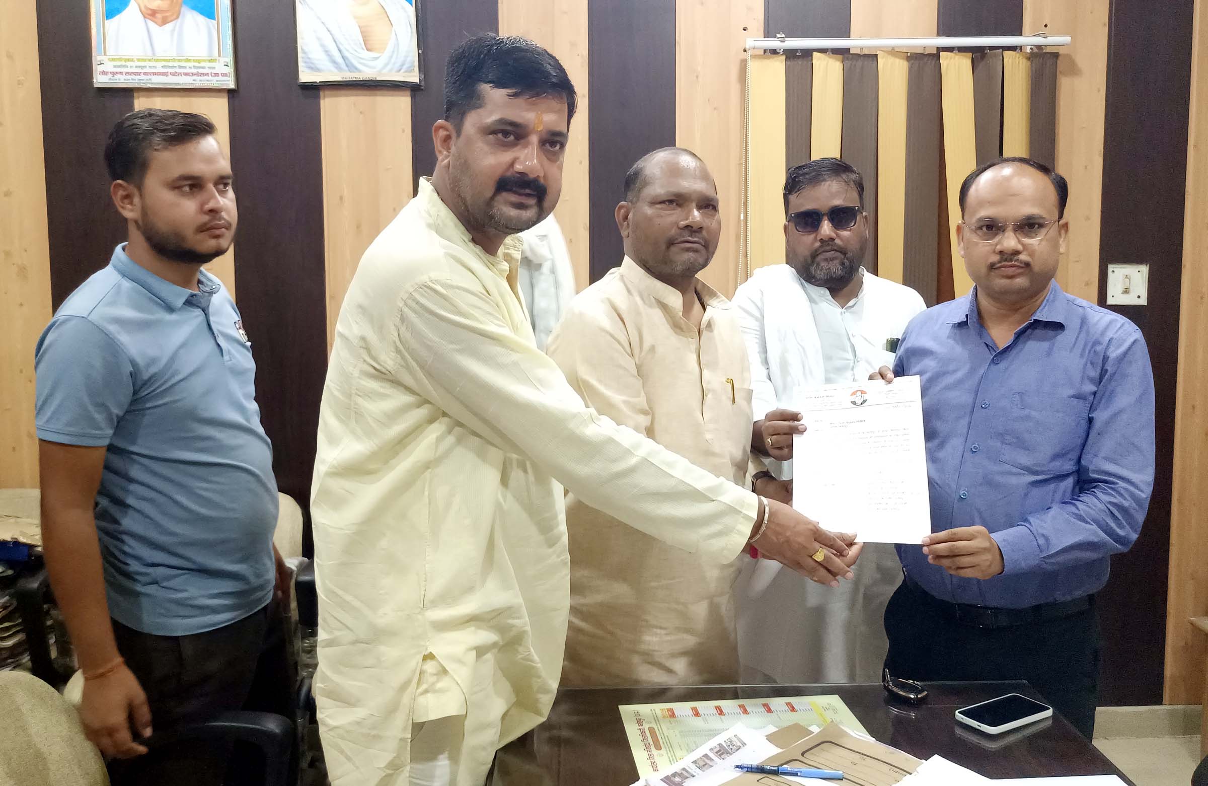 सर्वाेदय इंटर कॉलेज की अव्यवस्थाओं पर डीआईओएस को सौंपा ज्ञापन