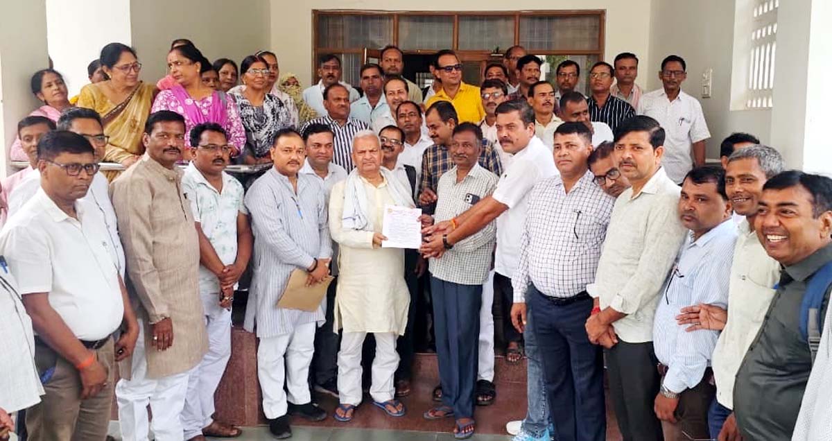 शिक्षकों के अधिकारों की बुलंद हुई आवाज, सांसद को सौंपा ज्ञापन