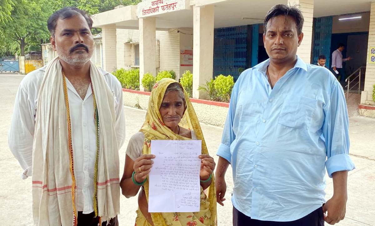 भूमि से अवैध कब्जा हटवाए जाने की एसपी से गुहार