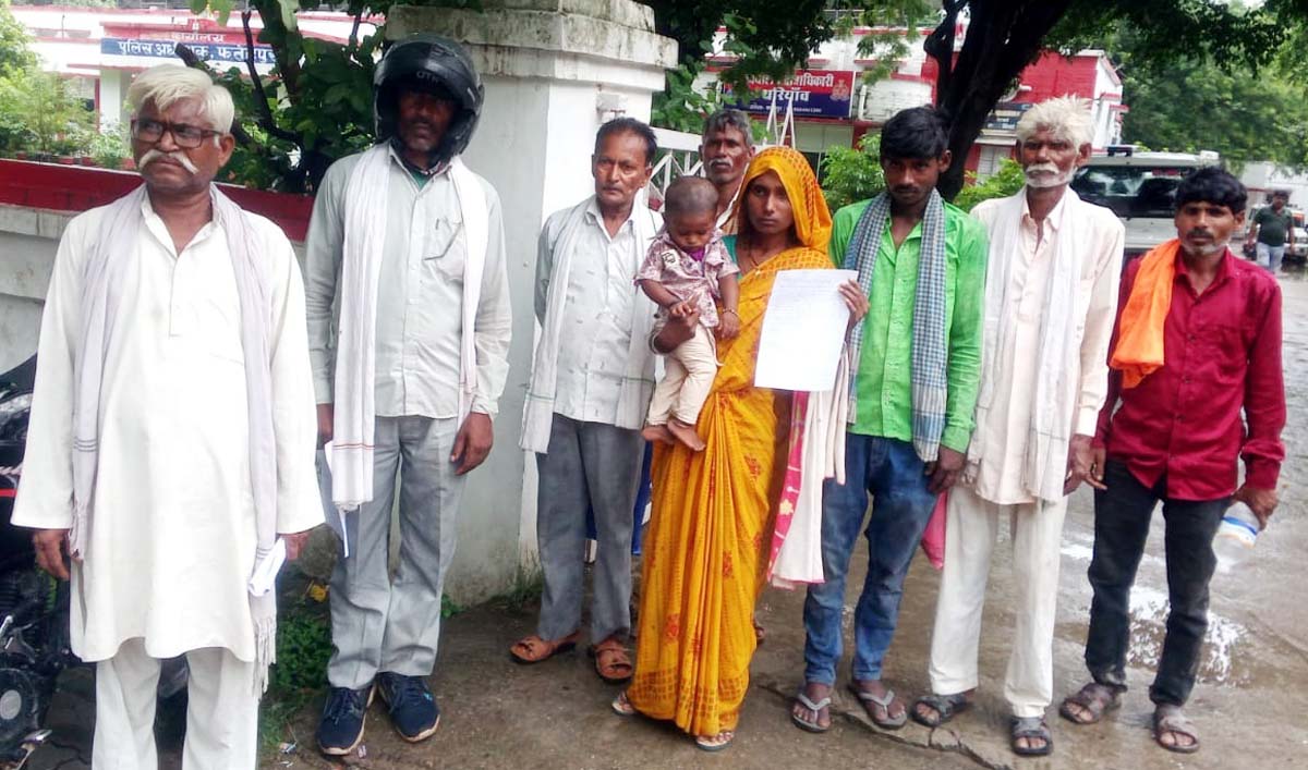 दबंगों ने गिराया घर, एसपी की चौखट पहुंचे पीड़ित
