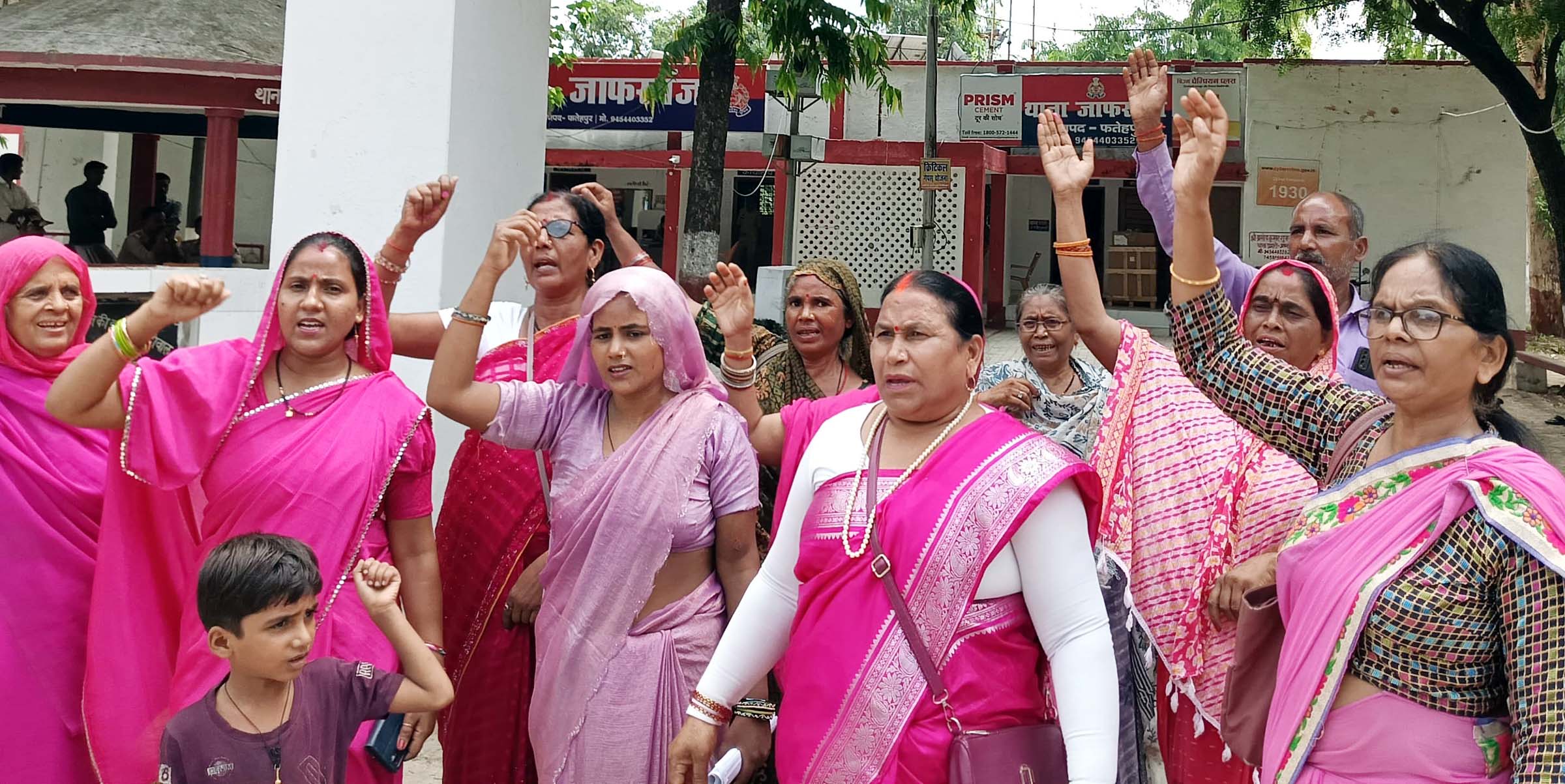 पुलिस की ढुलमुल कार्यप्रणाली के विरोध में गुलाबी गैंग नाराज