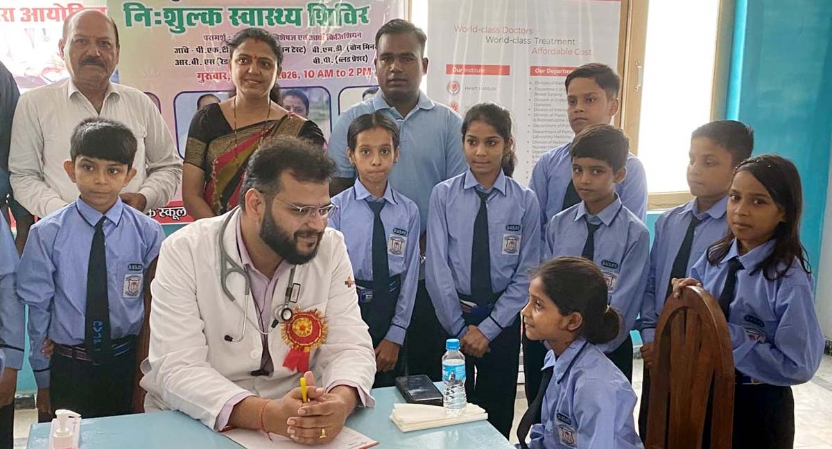 तीन सैकड़ा से अधिक छात्रों व अभिभावकों का हुआ स्वास्थ्य परीक्षण
