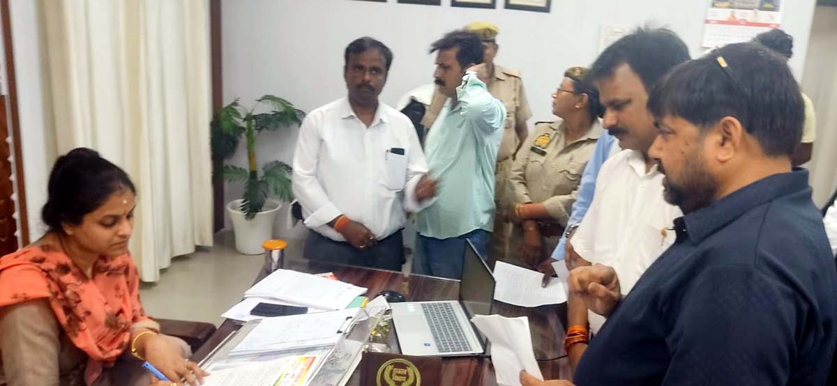 नलों से निकल रही बालू, गंदे पानी से शहरवासी बेहाल