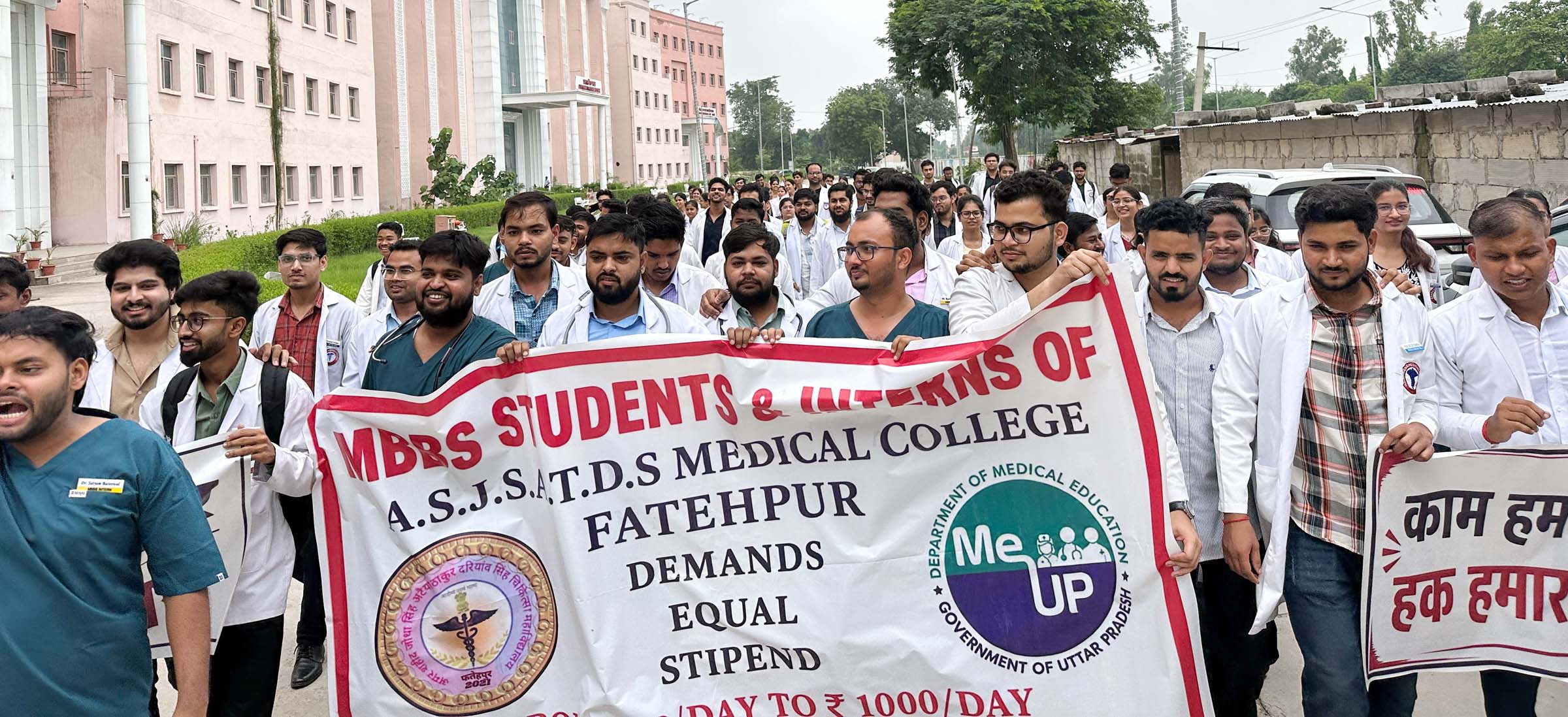 मेडिकल कॉलेज के एमबीबीएस इंटर्न्स व जूनियर डॉक्टरों ने किया प्रदर्शन