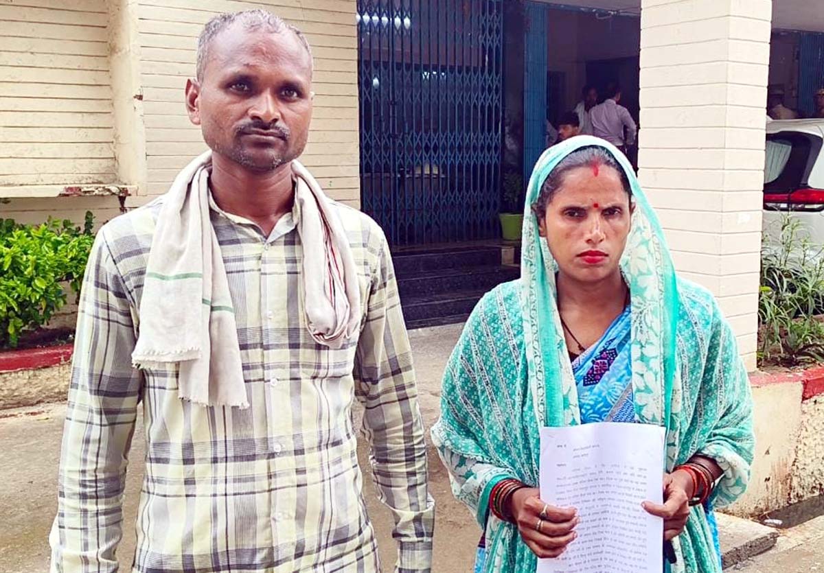 सीमांकन के पत्थर तोड़ जमीन पर कब्जे का आरोप,डीएम से लगाई गुहार