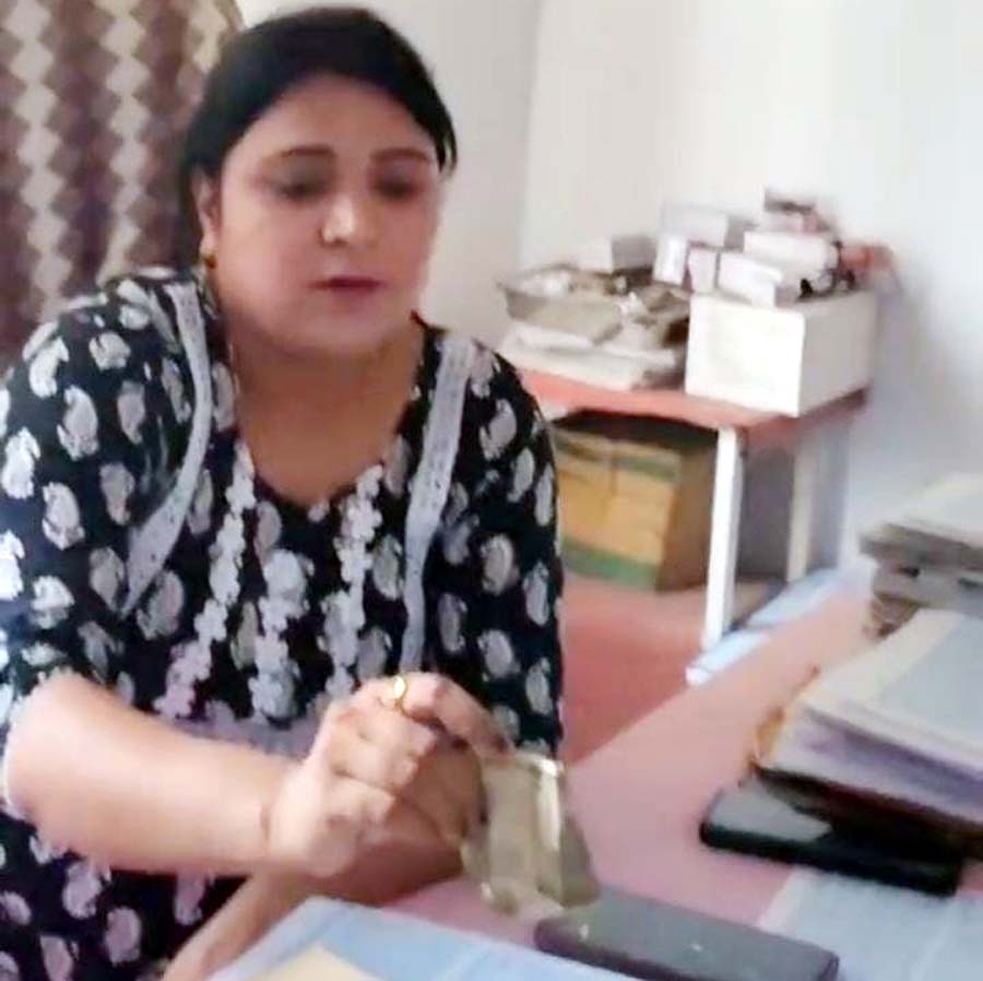 प्रसव के नाम पर रुपए लेने का आरोप, इलाज में लापरवाही का भी दावा