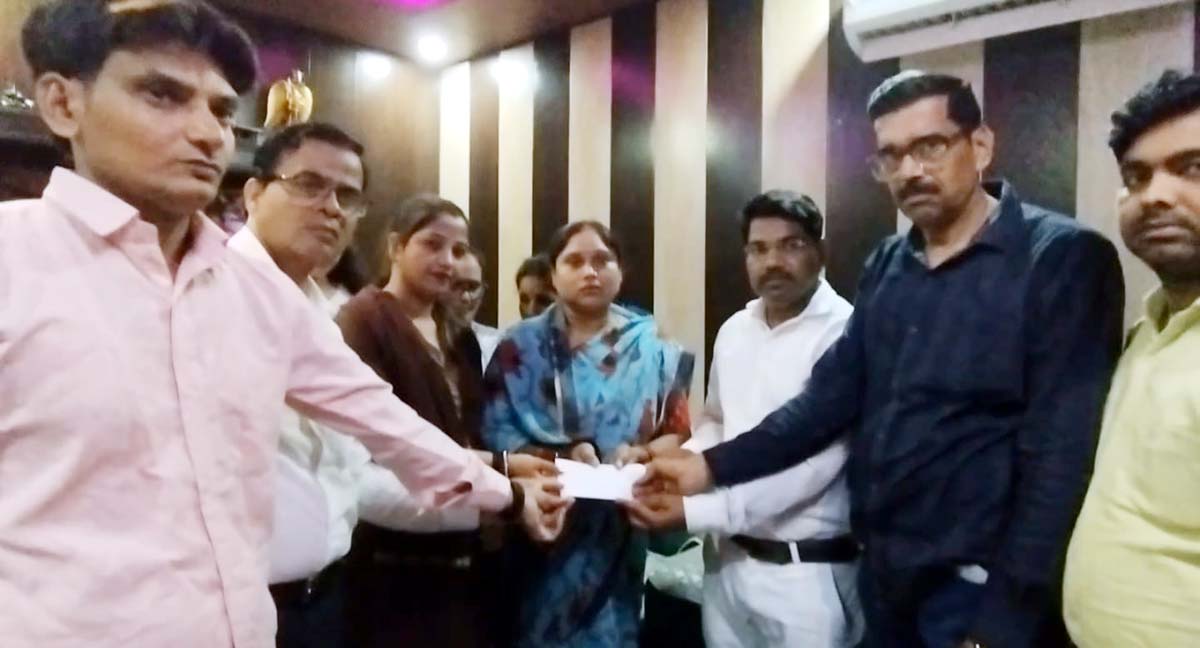आदर्श व्यापार मंडल ने कैंसर पीड़ित के उपचार हेतु बढ़ाया मदद का हाथ