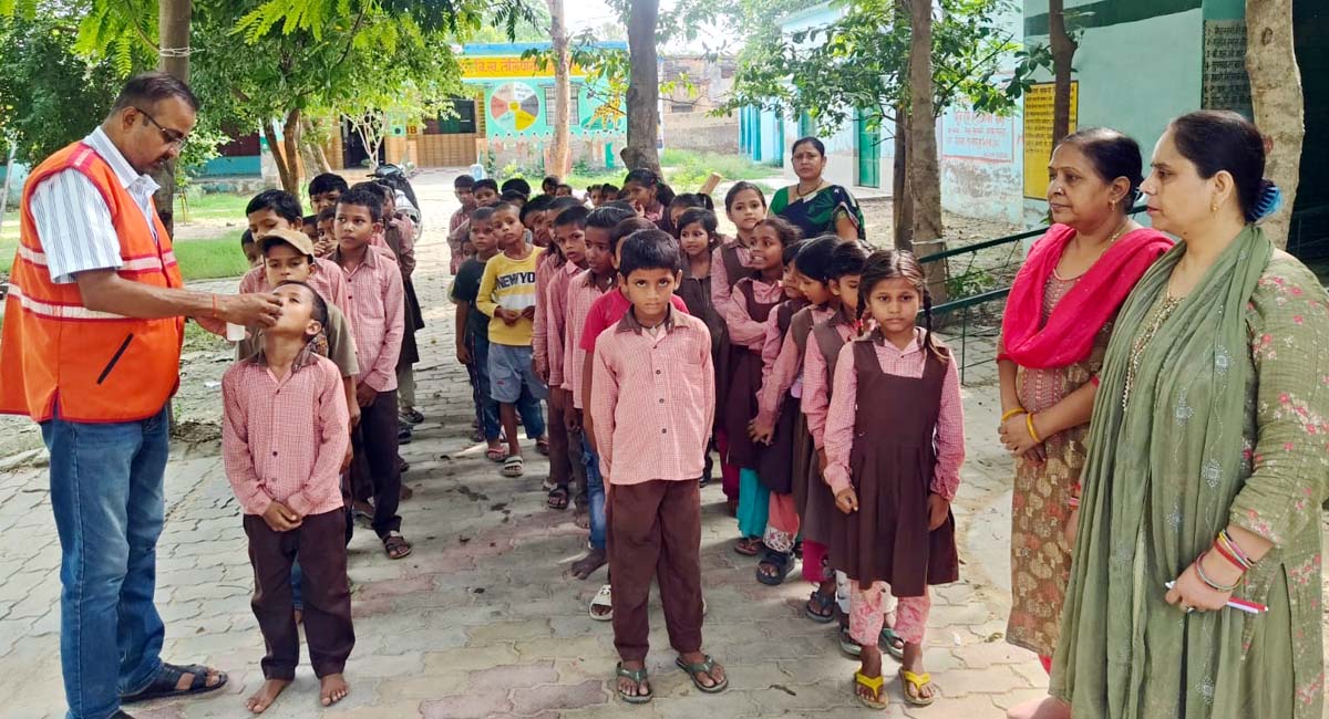 बीमारियों से बचाव हेतु 229 बच्चों को बांटी होम्योपैथिक दवा