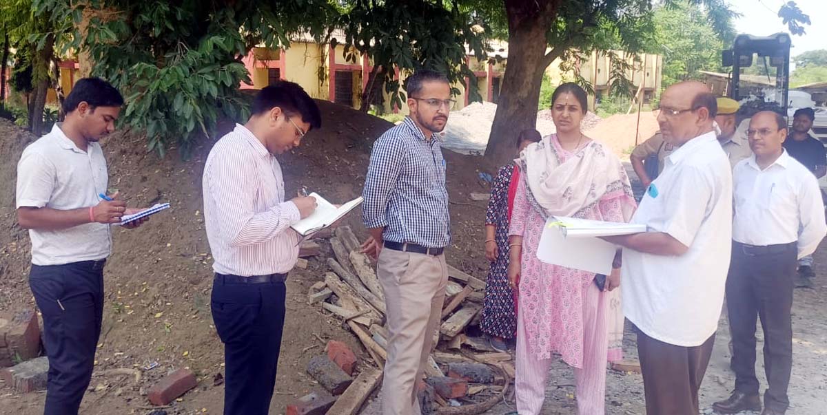 डीएम ने निर्माणाधीन सेंटर ऑफ एक्सीलेंस भवन का किया निरीक्षण