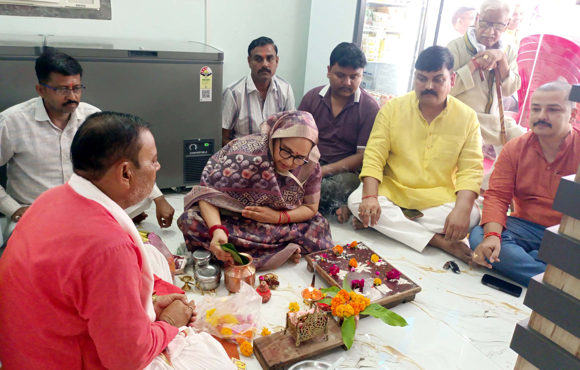 विधि-विधानपूर्वक अम्मा जी फास्ट फूड का हुआ शुभारंभ