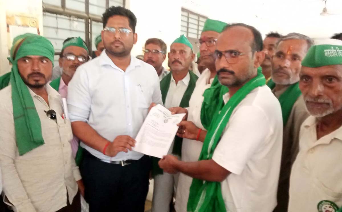 किसानों व विद्यार्थियों की मांगों पर भाकियू महात्मा टिकैत ने दिया धरना