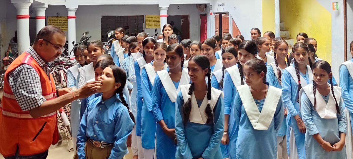 675 विद्यार्थियों को बांटी होम्योपैथिक दवा,जल संरक्षण का दिलाया संकल्प