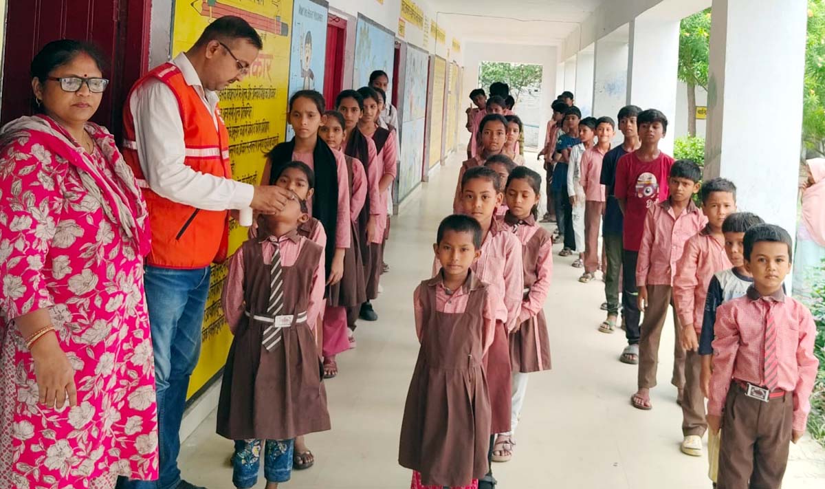 बरसाती बीमारियों से बचाव को बांटी होम्योपैथिक दवा