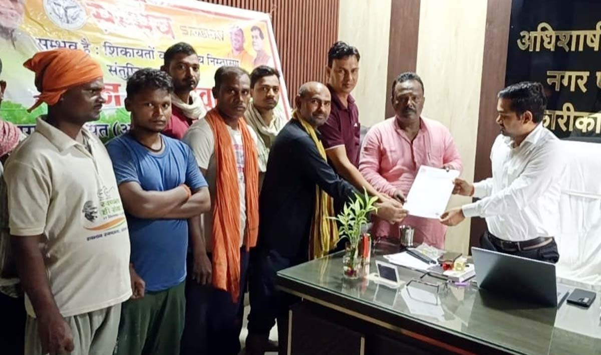 चार माह से वेतन न मिलने पर सफाई कर्मियों का फूटा गुस्सा