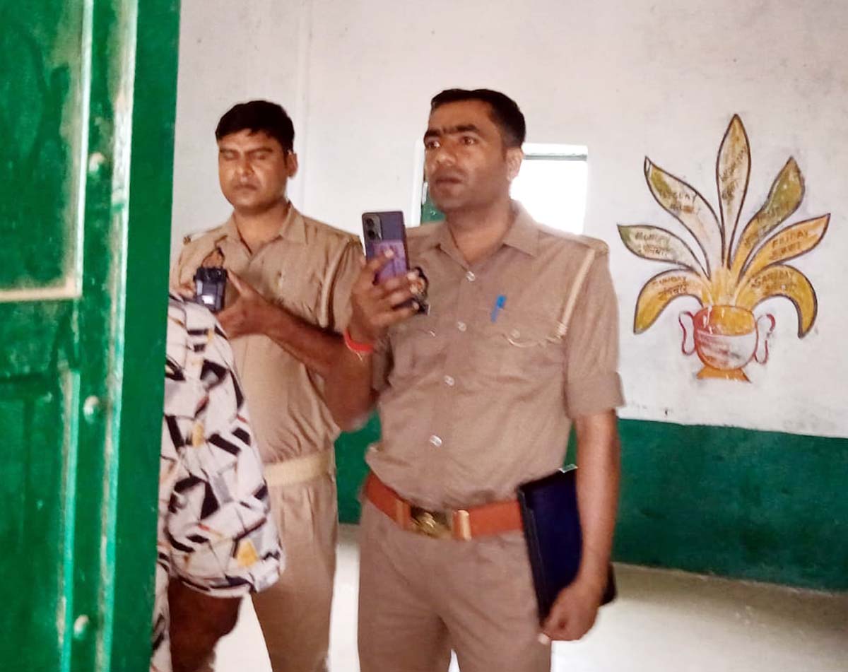 कंपोजिट विद्यालय में खिड़की की सरिया काटकर तीन पंखे चोरी