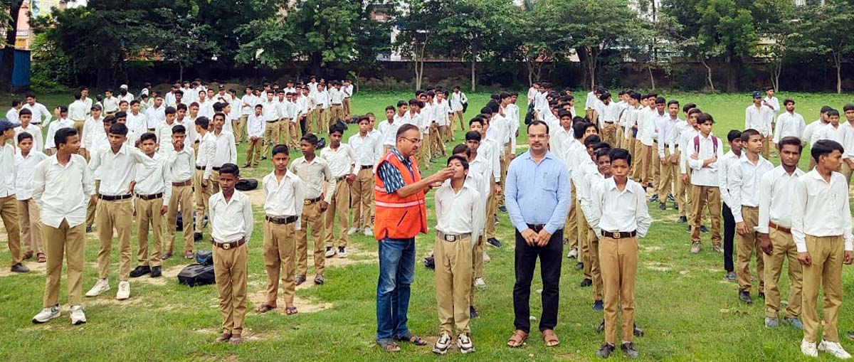 बरसाती बीमारियों से बचाव हेतु छात्रों को बांटी दवा