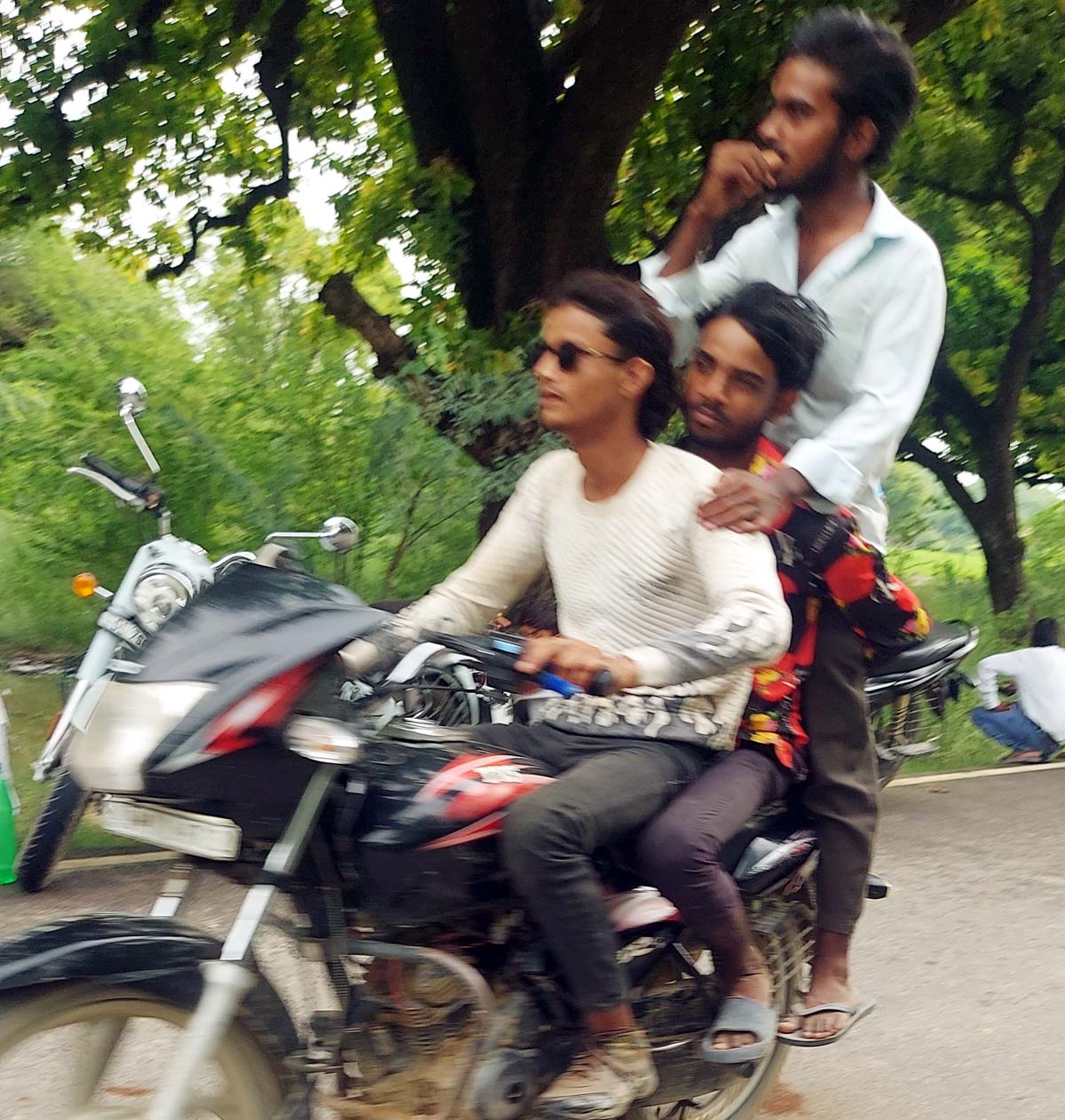 स्टंटबाज युवाओं ने उड़ाईं यातायात नियमों की धज्जियां