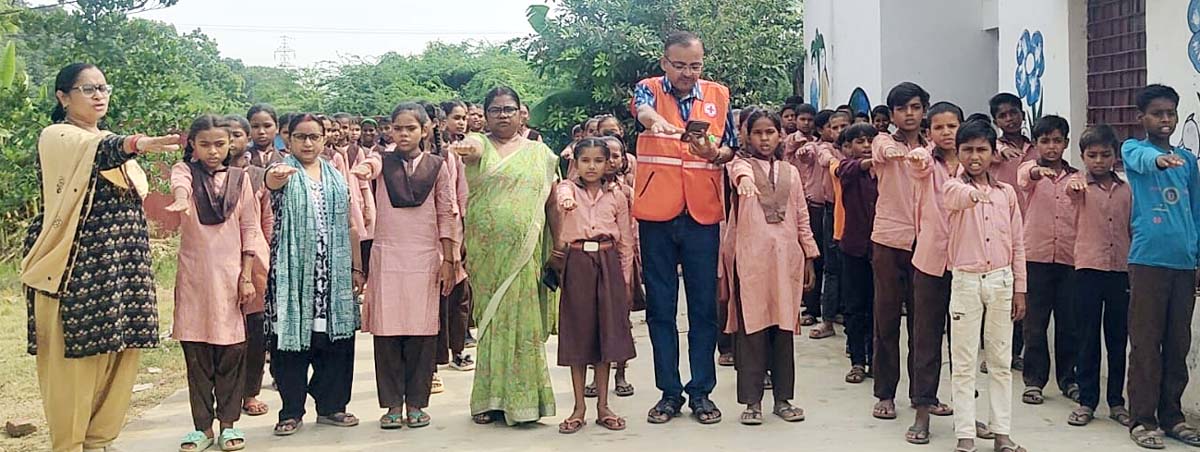 नशामुक्ति की दिलाई शपथ ,379 बच्चों को बांटी होम्योपैथिक दवा